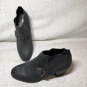 Not for Sale-Donated 12/16/22 Ladies Black Leather Bass Booties Size 9.5